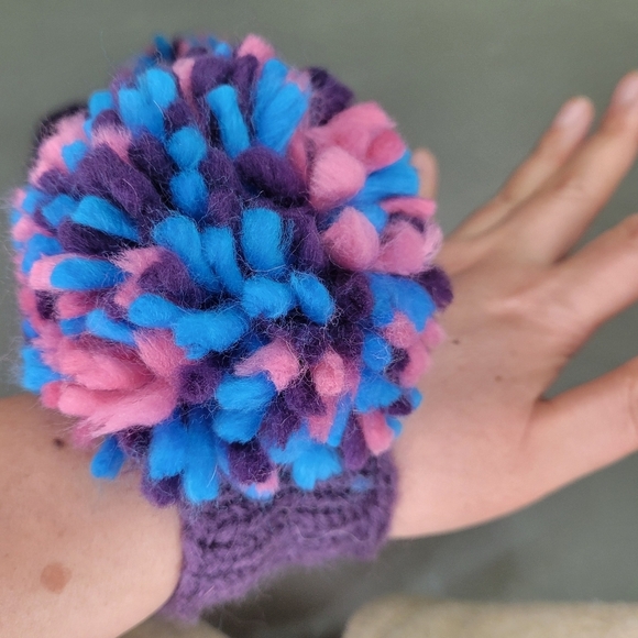😊asos🌈 Oversized Rainbow Pom Pom CUFFS [BNIB]🧤❤️ - Picture 6 of 6